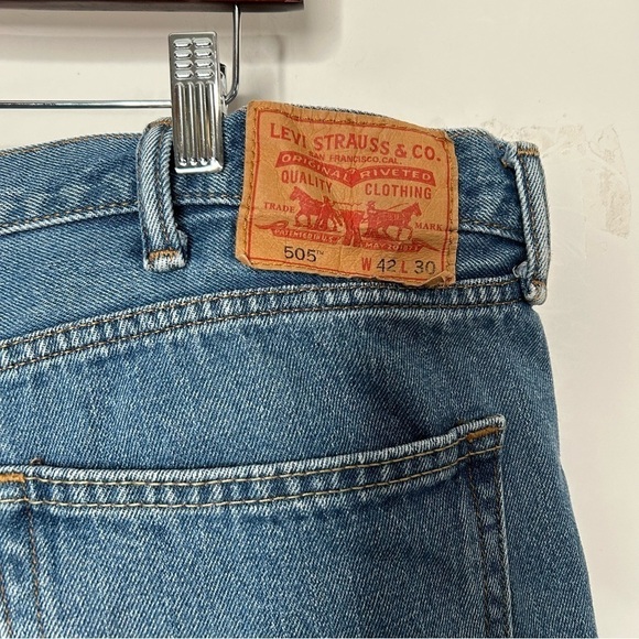 Levi’s Men’s 505 Regular Fit Jeans Size 42x30 Medium Blue Wash - Picture 2 of 4